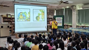 連結到愛心志工進行繪本導讀情形(另開新視窗)